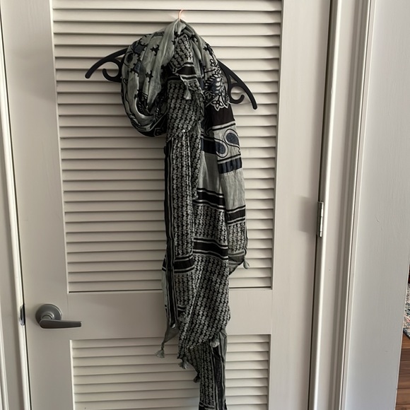 Lightweight Scarf - Picture 3 of 6